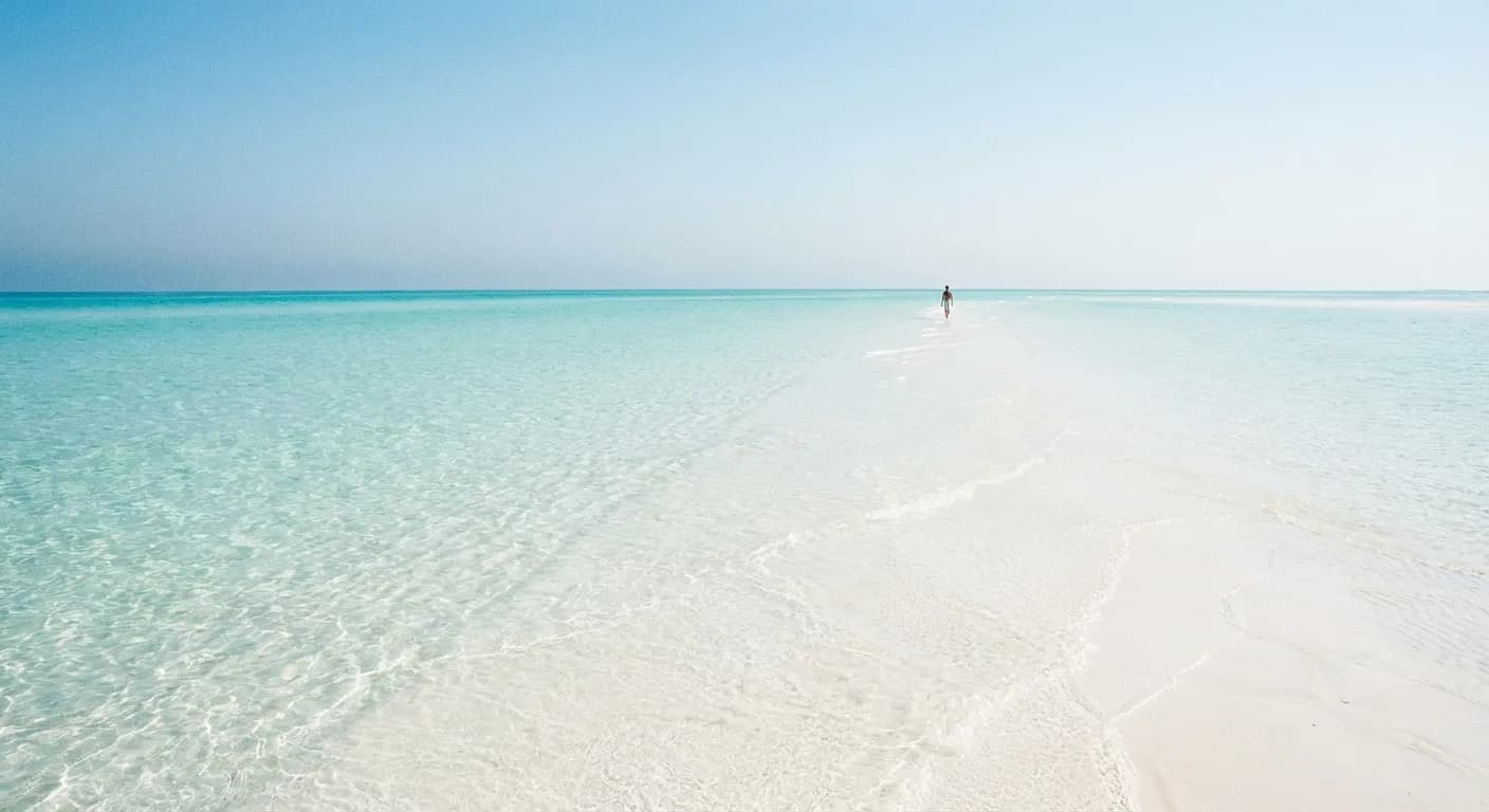 ミニマリストな風景、青く透明で遠浅のビーチと白い砂浜