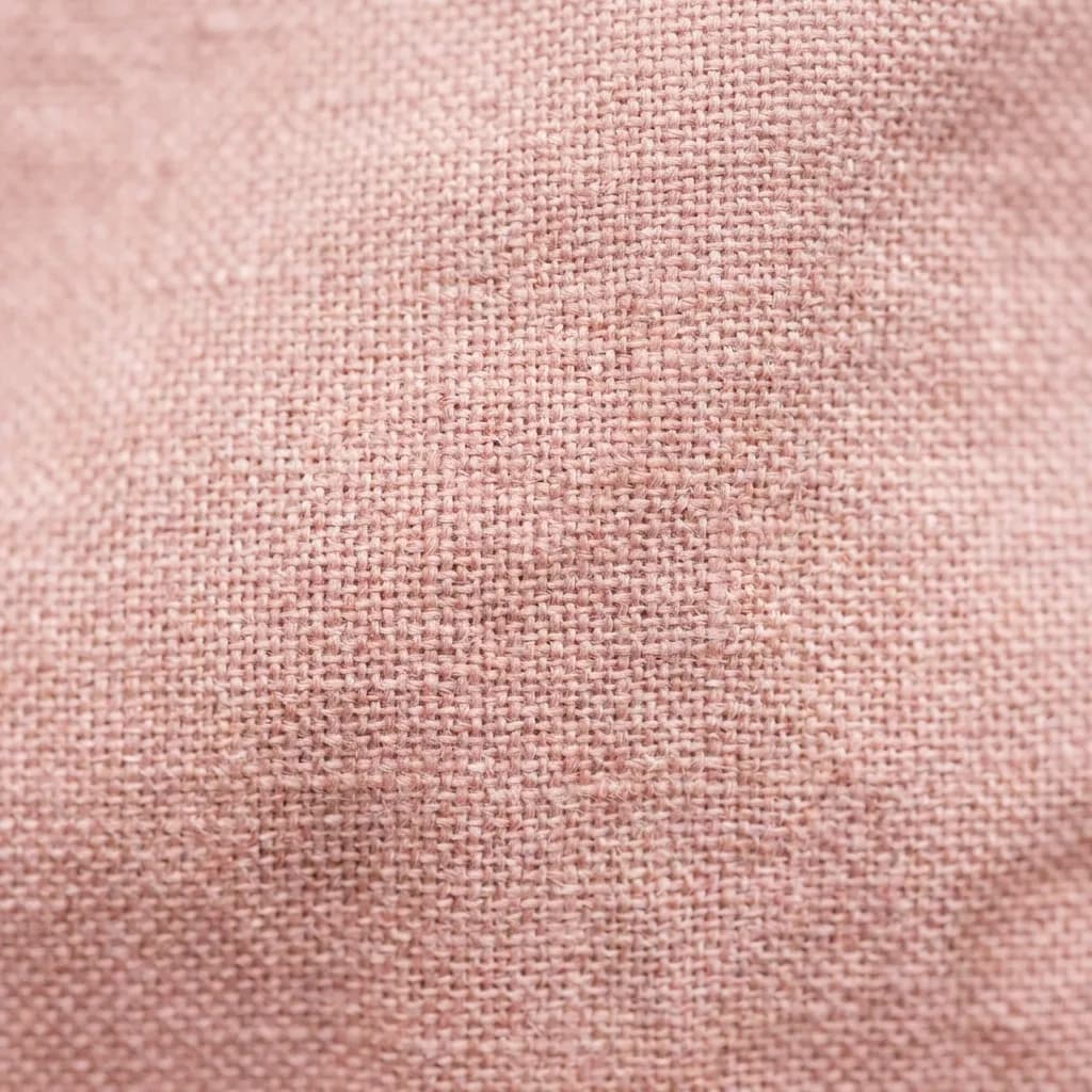 このクローズアップ画像は、美しいダスティローズ色のテクスチャのある布地の複雑な織り目を鮮明に捉えています。はっきりと見える糸とブラッシュピンクの色合いの微妙な濃淡が、暖かく触り心地の良い自然な美学を生み出しており、柔らかな、素朴な、あるいはミニマリストなデザイン要素として最適です。