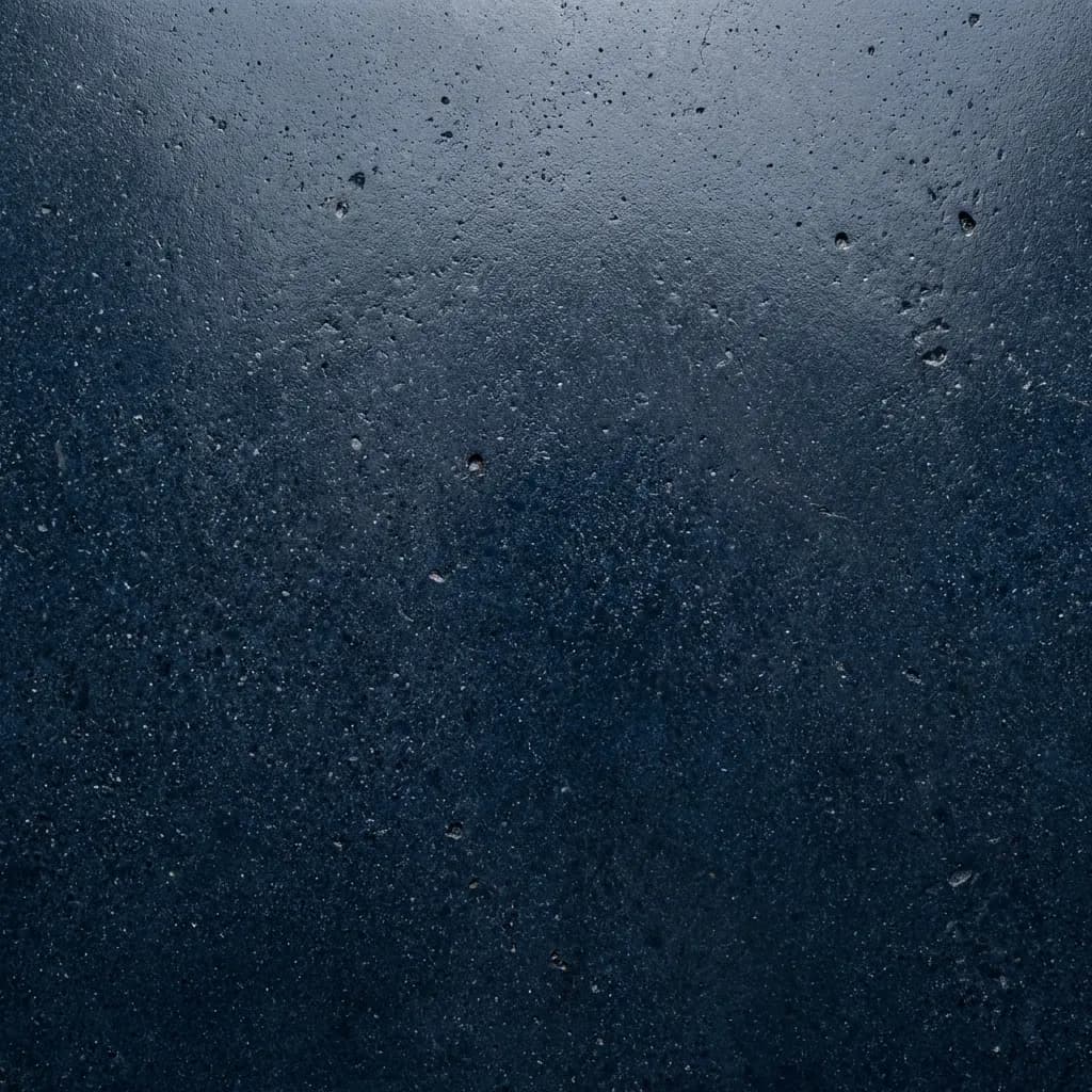 「写真」真上からのフラットレイマクロ写真で、深く洗練されたミッドナイトネイビーの色合いを帯びた、細部まで丁寧に研磨されたコンクリート表面を捉えています。濃いミッドナイトネイビーの染料が、微細な気孔や細かい骨材に染み込み、コンクリートの繊細で滑らかな質感と、仕上げの微細な変化を際立たせています。直交する視点と研磨された表面が組み合わさることで、柔らかな均一な光が、滑らかな光沢の下にある本来の粗さを明らかにし、微細な凹凸に微妙な影を作り出し、ミッドナイトネイビーの洗練された深みを強調しています。この超リアルで超高解像度の8K画像は、シャープな焦点と複雑なディテールを特徴とし、クリーンな構図と歪みのない4Kテクスチャを披露しています。Adobe Stockやプロの建築写真からインスピレーションを得たプロフェッショナルな商業ストックフォトグラフィーで、ハイエンドなグラフィックデザインの背景に完璧に合います。