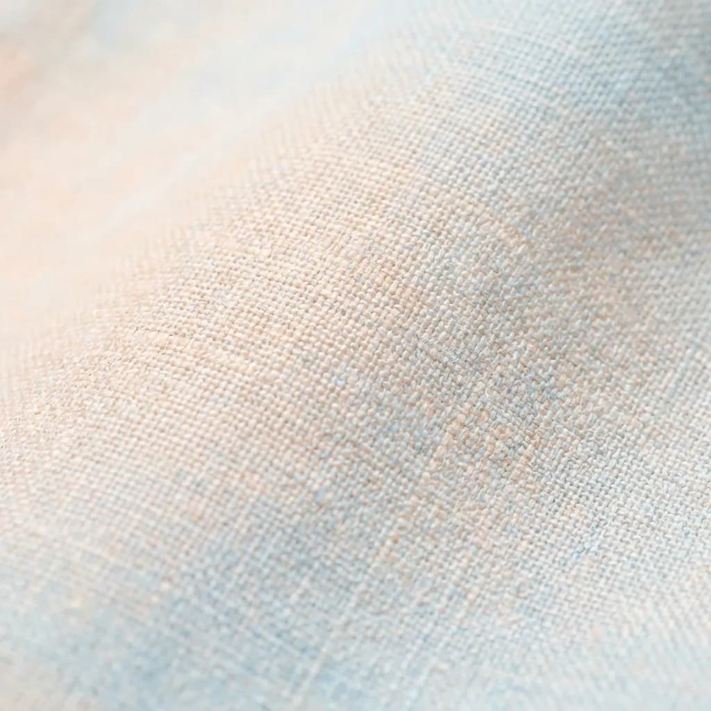「写真」プロフェッショナルな商業用ストック写真、超高解像度、8K、ハイエンドなグラフィックデザインの背景に最適。きめ細かく織られた布地にミニマリストなマクロフォーカスを当てた、ハイパーリアルなマクロ撮影。繊維の複雑なディテールがシャープな焦点で表現され、見事な4Kテクスチャを明らかにしている。カラーパレットはパステル&ソフトで、淡いウォームピーチとクールなスカイブルーの染料が繊細なリネンの糸にシームレスに統合されている。柔らかく穏やかな光が各繊維に繊細に反射し、複雑な織り目と、パステルカラーの色合いが布地の表面全体で柔らかく溶け合う様子を際立たせている。このクリーンな構図は歪みなく提示されており、Adobe StockやGetty Imagesのプロフェッショナルな建築写真の高い基準を彷彿とさせる。