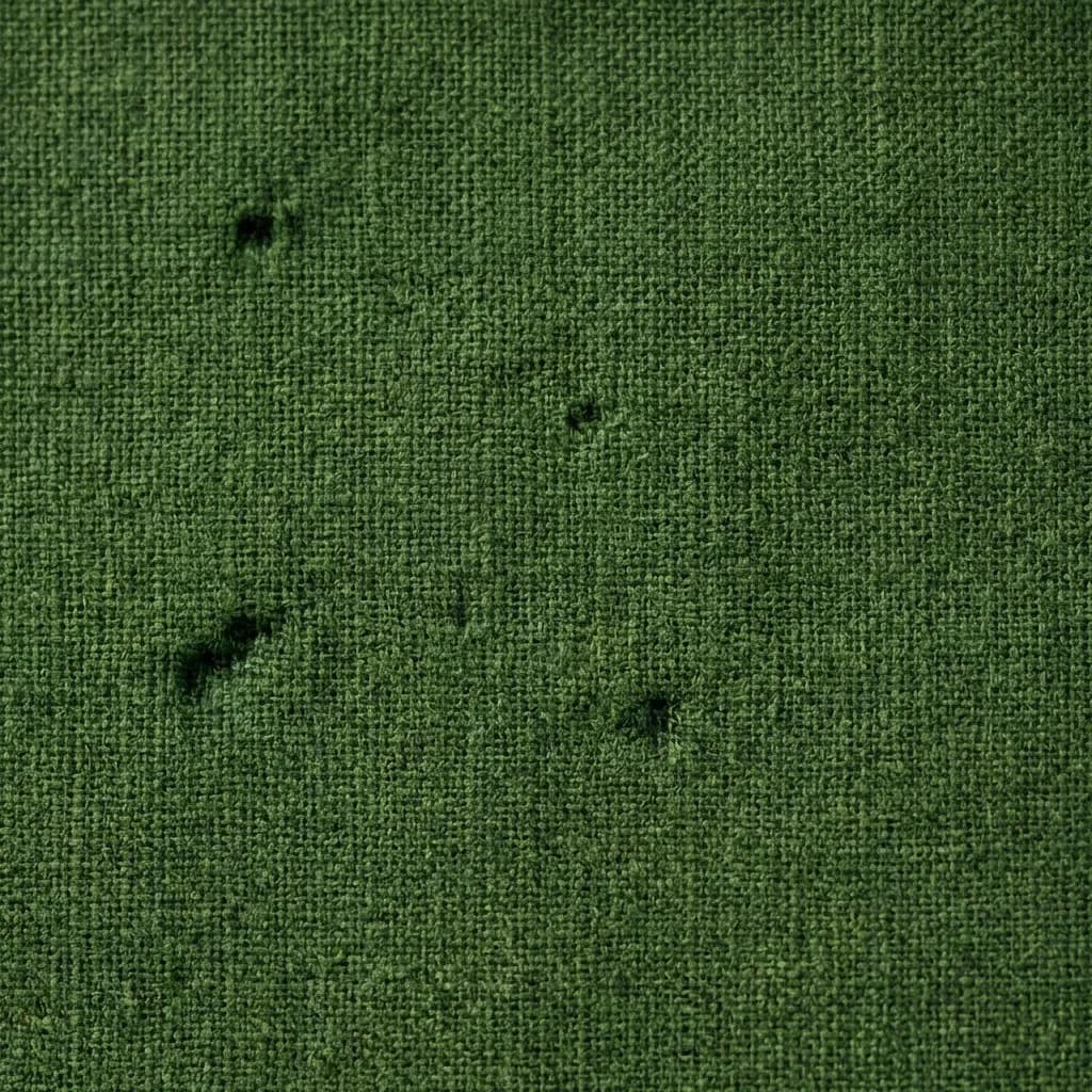 このクローズアップ写真は、深くアースグリーンの、リネンや粗い綿布のような織物の豊かな質感のある表面を捉えています。はっきりと見える十字に交差する織り糸が触覚的な印象を与え、点在する小さな穴やほつれからは暗い影が見え隠れし、生地の頑丈さや使い込まれたような趣を感じさせます。全体的に、ミュートされたオーガニックな色合いで表現された、歴史を持つ自然素材の印象です。