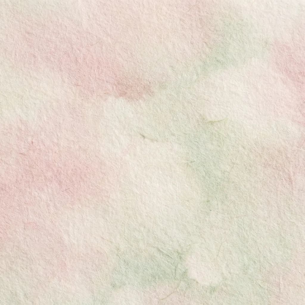 柔らかなパステルピンクと落ち着いたセージグリーンの淡い色合いが広がる、繊細なテクスチャの手漉き紙の背景です。繊維が感じられるオフホワイトの表面は、有機的で手作りの雰囲気をもたらし、水彩画のような優美なグラデーションを生み出しています。穏やかで静かな印象のこの画像は、自然の美しさと控えめな芸術性を感じさせます。