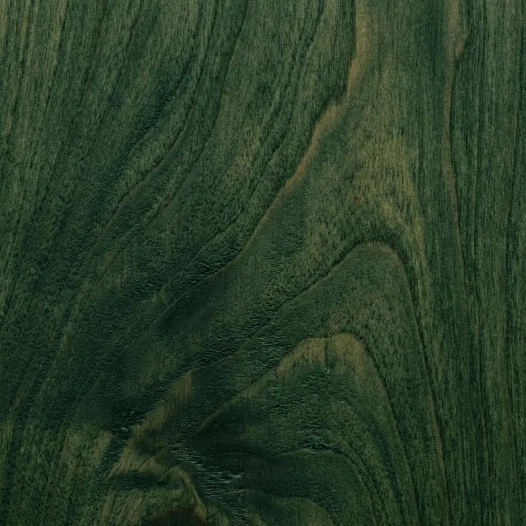 プロフェッショナルな商用ストックフォト。超高解像度(8K)、非常に詳細なテクスチャ、クリーンな構図が特徴で、ハイエンドのグラフィックデザイン背景に最適です。細かく研磨されたメープル材の木目にミニマルなマクロフォーカスを当て、柔らかな拡散自然光で照らすことで、清潔でオーガニックな雰囲気を演出しています。深く、素朴なフォレストグリーンのステインが木繊維に深く浸透し、微細な起伏や同心円状の木目に落ち着くことで、本来のオーガニックな模様を際立たせています。鮮やかな緑色の染料は不均一に吸収され、木目の密な部分では色が深まり、滑らかで盛り上がった部分ではわずかに明るくなるという、繊細な色合いの変化を生み出し、自然な質感と奥行きを効果的に強調しています。マクロ撮影で、この画像はハイパーリアルかつシャープなフォーカスで、複雑なディテール、4Kテクスチャ、歪みなしです。スタイル参考:Adobe Stock、Getty Images。