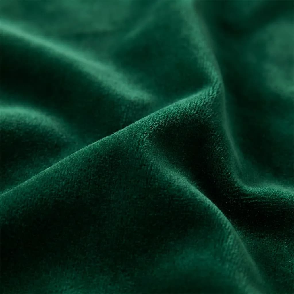 【写真】プロフェッショナルな商業用ストック写真。超高解像度、8K、超写実的、シャープなピント、精巧なディテール。豪華なエメラルドベルベット生地のひだにミニマルなマクロフォーカス。深いエメラルドグリーンがベルベットの繊維に深く染み込み、柔らかな光の吸収を示し、繊維の絶妙な奥行き感を創り出しています。ベルベットの表面は光を美しく捉え、繊細に拡散させ、微妙なうねりと豊かで豪華な質感を際立たせています。このクローズアップは、ハイエンドのグラフィックデザインの背景に最適な、生地の絶妙なディテールを明らかにしています。クリーンな構図、歪みのない、4Kテクスチャ。Adobe StockとGetty Imagesにインスパイアされています。