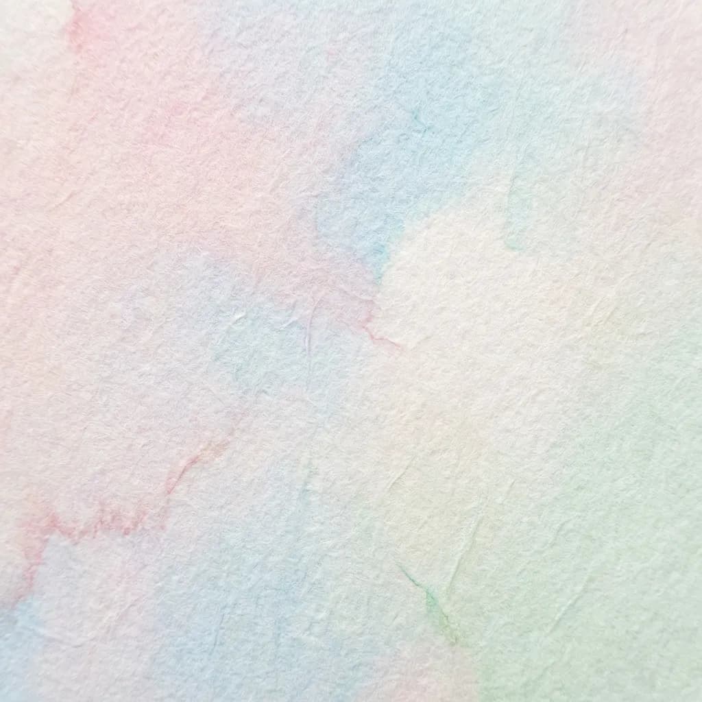 手漉き和紙のような繊細な質感を持つ抽象的な背景です。淡いピンク、水色、そして柔らかな緑色のパステル調の水彩絵の具が優しくにじみ、幻想的で穏やかな雰囲気を醸し出しています。紙の繊維とわずかなしわが奥行きを与え、手作りの温かみを感じさせる一枚です。