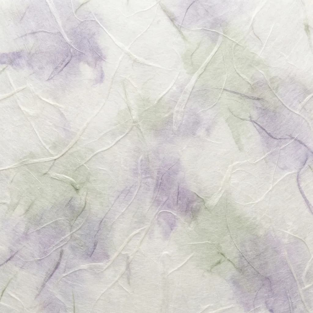 この画像は、繊細な質感の紙、おそらく和紙を捉えており、淡いラベンダーと柔らかなセージグリーンの色が表面に優しく拡散しています。紙は美しくしわくちゃになっており、細い糸のような繊維と有機的な折り目が特徴的で、穏やかで手作り感のある美しさが背景やアート作品に深みを与えています。