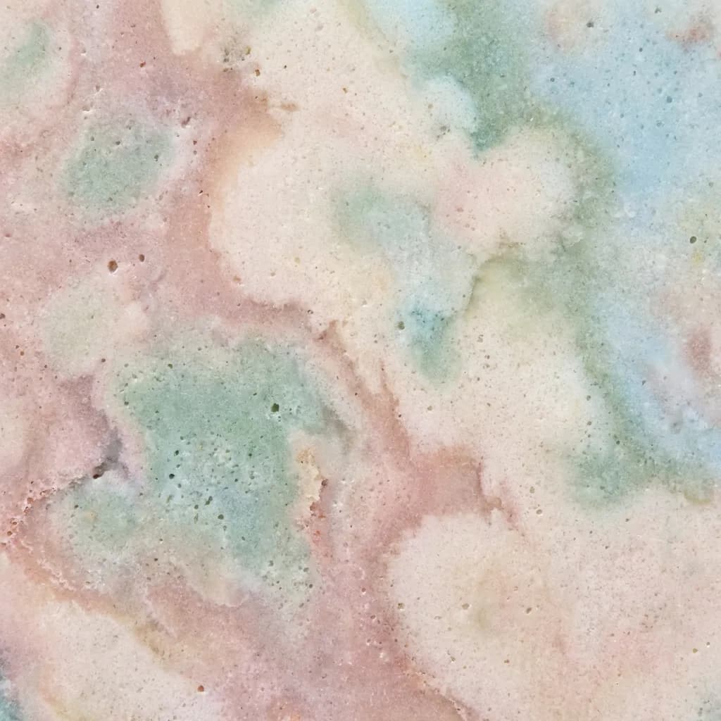 パステルカラーが優しく混ざり合った、柔らかくマーブル模様の抽象的なテクスチャが特徴の画像です。淡いピンク、薄いミントグリーン、そしてスカイブルーの色合いがクリーミーなオフホワイトの背景に穏やかに渦巻き、幻想的で心地よい雰囲気を醸し出しています。表面には微細な気泡や凹凸が見られ、自然で有機的な質感を加えています。