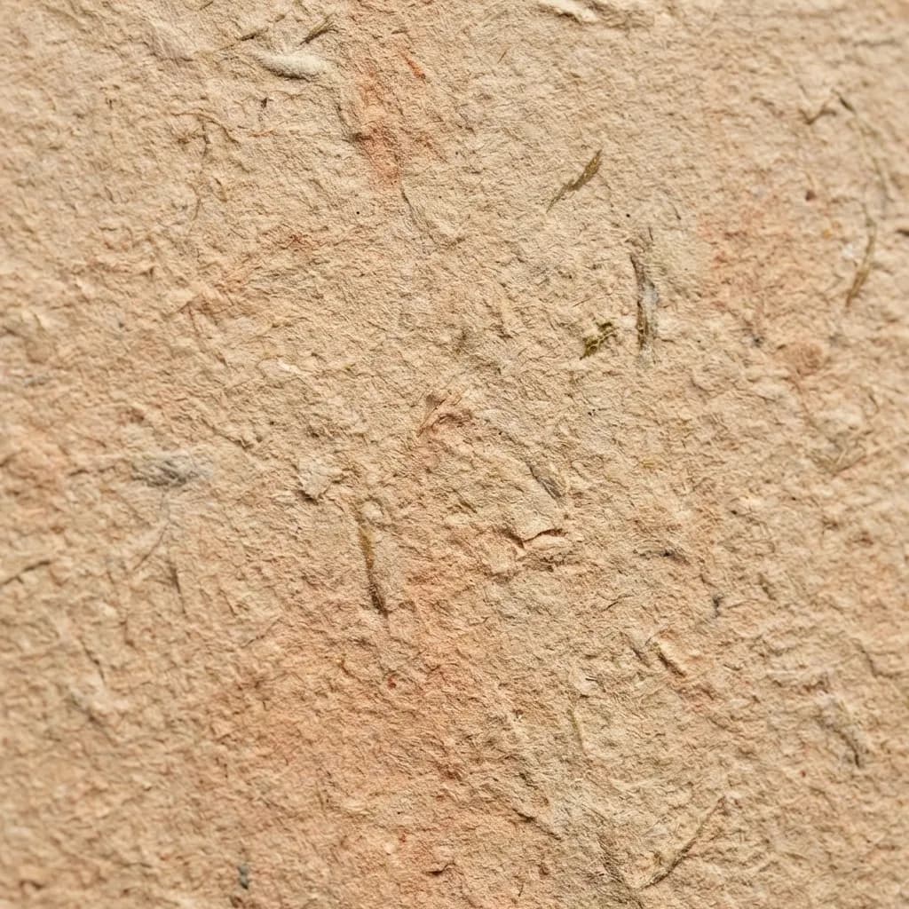 手漉き紙のような、自然な風合いと豊かな質感を持つ表面のクローズアップです。温かみのある淡い茶色やベージュの色合いが、ところどころに見られる赤みがかったブラウンによって引き立てられ、埋め込まれた繊維や不均一な表面が有機的な美しさを醸し出しています。素朴で触感豊かなこのテクスチャは、自然素材の魅力を伝えます。