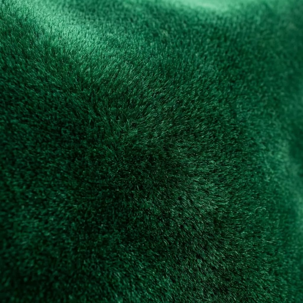 プロフェッショナルな商用ストックフォト。超高解像度、8K。柔らかな拡散自然光の下で撮影されたエメラルドベルベット生地のハイパーリアルなマクロ写真で、清潔感のあるオーガニックな雰囲気を演出します。豊かで豪華なエメラルドグリーンが密な毛足に深く染み込み、柔らかな光の吸収が深くベルベットのような繊維を際立たせています。個々の繊維はエメラルドベルベットの光沢ある質感を際立たせ、光が生地の奥深くに入り込むにつれて、微妙な色調の変化を生み出します。これにより、その豪華な手触りと豊かな光沢が明らかにされます。構図はクリーンでミニマリスト。生地の織りの複雑なディテールはフレーム全体でシャープにピントが合っており、ハイエンドのグラフィックデザインの背景に最適です。4Kテクスチャ、歪みなし。スタイル:Adobe Stock、Getty Images。