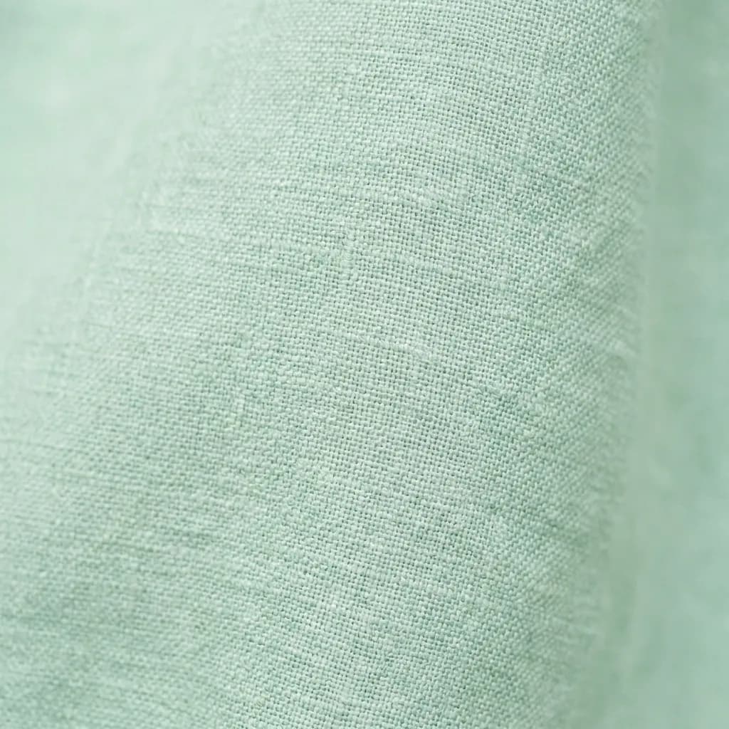 【写真】プロフェッショナルな商用ストックフォト。超高解像度、8K、高精細なテクスチャ、洗練された構図で、ハイエンドなグラフィックデザインの背景に適しています。きめ細かく織られたリネン生地のマクロ写真で、複雑な繊維のタペストリーを呈しています。表面は柔らかな拡散された自然光によって照らされ、清潔感のあるオーガニックな雰囲気を与え、素材本来の質感を際立たせています。選択されたカラーパレットはパステル&ソフトで、落ち着いた淡いミントグリーンの染料が天然のリネン繊維を完全に染め上げています。微妙な光の相互作用は、繊細なパステル調の色合いが織り込まれた糸を通してどのように優しく拡散し、柔らかなグラデーションを生み出し、繊維密度のわずかな違いを強調するかを明らかにします。各糸ははっきりと見え、糸のマットな表面から柔らかな光が優しく反射し、織りの複雑なディテールを引き出しています。このハイパーリアルな画像は、フレーム全体にわたるシャープな焦点が特徴で、4Kテクスチャの複雑なディテールを歪みなく完全に表現しています。スタイル参照:Adobe Stock、Getty Images、プロフェッショナルな建築写真。