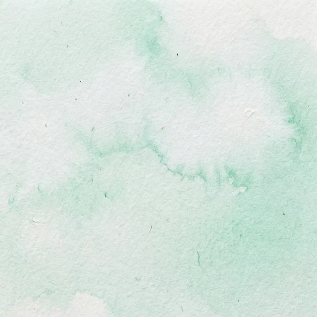 これは、ざらつきのある白い紙に淡いミントグリーンの水彩絵の具が柔らかく広がる、静かで芸術的な抽象背景です。色が優しくにじむ様子は、まるで雲や穏やかな自然の風景を思わせるような、落ち着いた開放的な雰囲気を作り出しています。紙の繊維やわずかな不完全さが、この落ち着いた作品にオーガニックで手作りの質感を与えています。