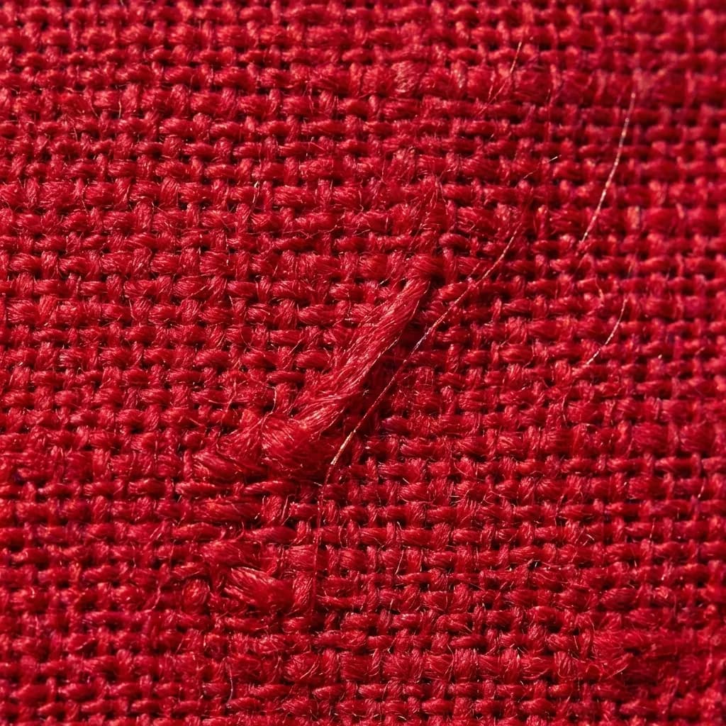 鮮やかな深紅の織物生地を非常にクローズアップで捉えたマクロ写真です。生地特有の網目状の質感が強調されており、個々の繊維がはっきりと見え、中央にはほつれや破れ、緩んだ糸が確認できます。光が当たる細い糸が、素材の触感を一層引き立てています。