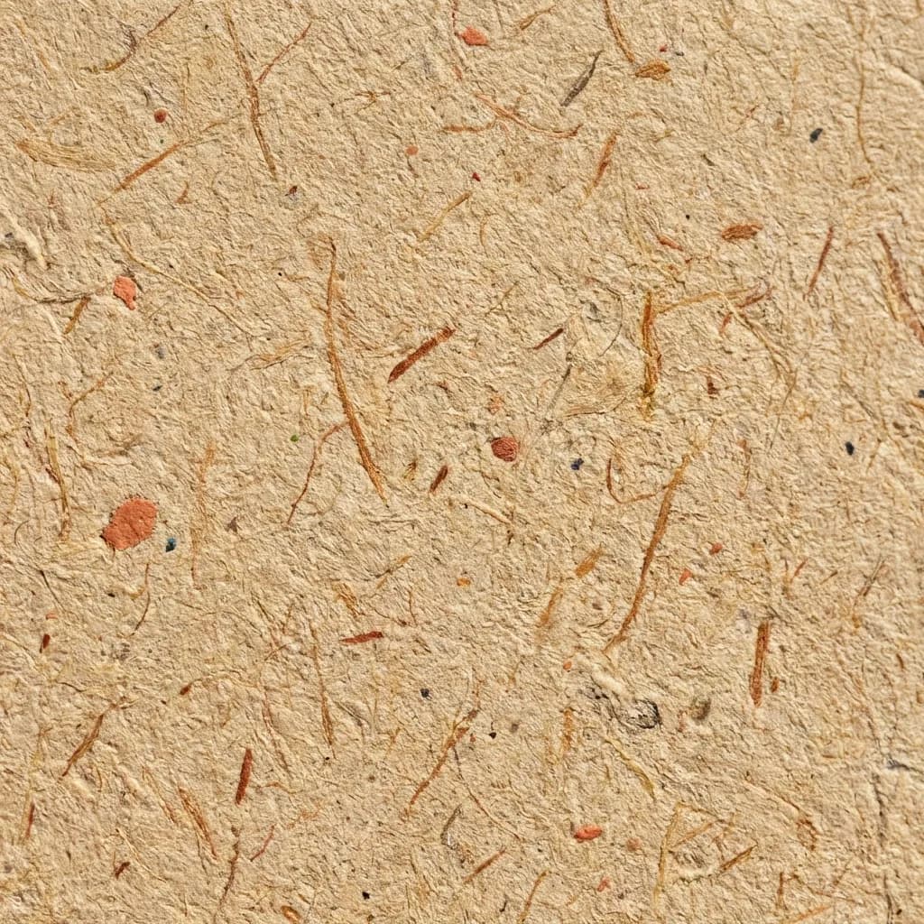 手作りの薄茶色の紙の豊かな凹凸のある質感が接写で捉えられています。多数の濃い茶色の繊維や、時折見られる小さな赤みがかったオレンジ色や黒い斑点が散りばめられており、素朴で温かみのあるオーガニックな雰囲気を醸し出しています。伝統的な工芸品やリサイクル紙のような趣を感じさせます。