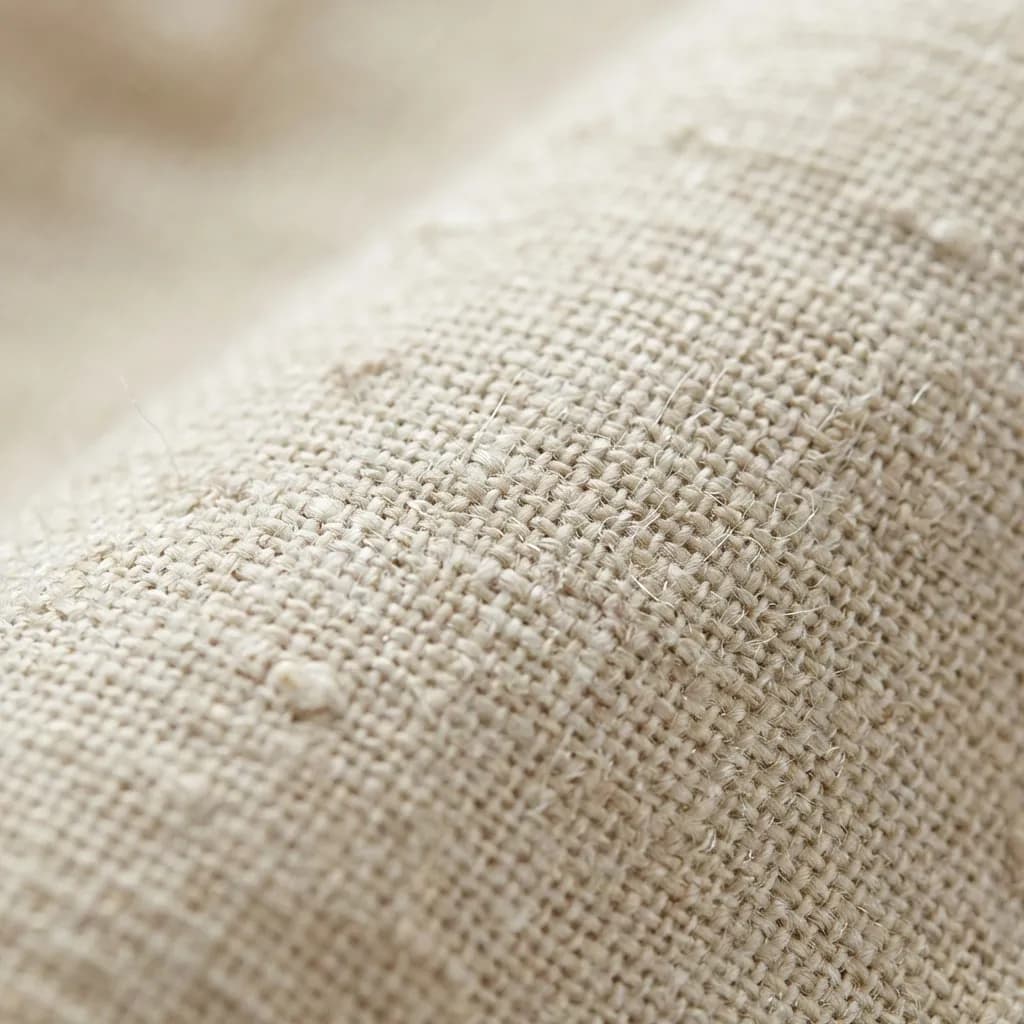 天然素材のざっくりとした織り目が美しい、ライトベージュの布地の接写画像です。被写界深度が浅く、手前の布の豊かな質感が強調されており、一本一本の繊維や小さな節が素朴な魅力を際立たせています。温かみのあるアーストーンが、シンプルでオーガニックな雰囲気を醸し出しています。