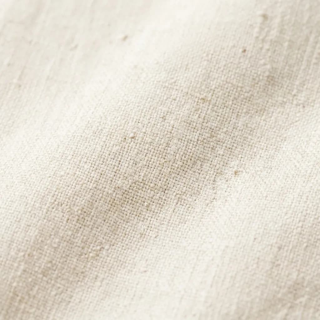 写真:超リアルな天然リネン生地の織り目のマクロ撮影。個々の繊維の複雑なディテールがシャープにピントが合い、縦糸と横糸の繊細な絡み合い、目に見えるネップ、質感の微妙なバリエーション、そして個々の糸のわずかな反射が鮮明に描写されている。柔らかく拡散された自然光が表面を均一に照らし、厳しさのない穏やかで有機的な影が奥行きを強調し、清潔で純粋な印象を保っている。歪みなし。この超高解像度(8K、4K)のテクスチャショットは、視覚的にバランスが取れており、ミニマリストな雰囲気で、クリーンな背景やオーバーレイとして完璧である。商用ストックフォト、ゲッティイメージズ品質、プロの建築写真の美学。
